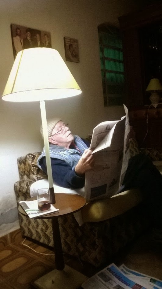 Dr. Mattosinho lendo jornal